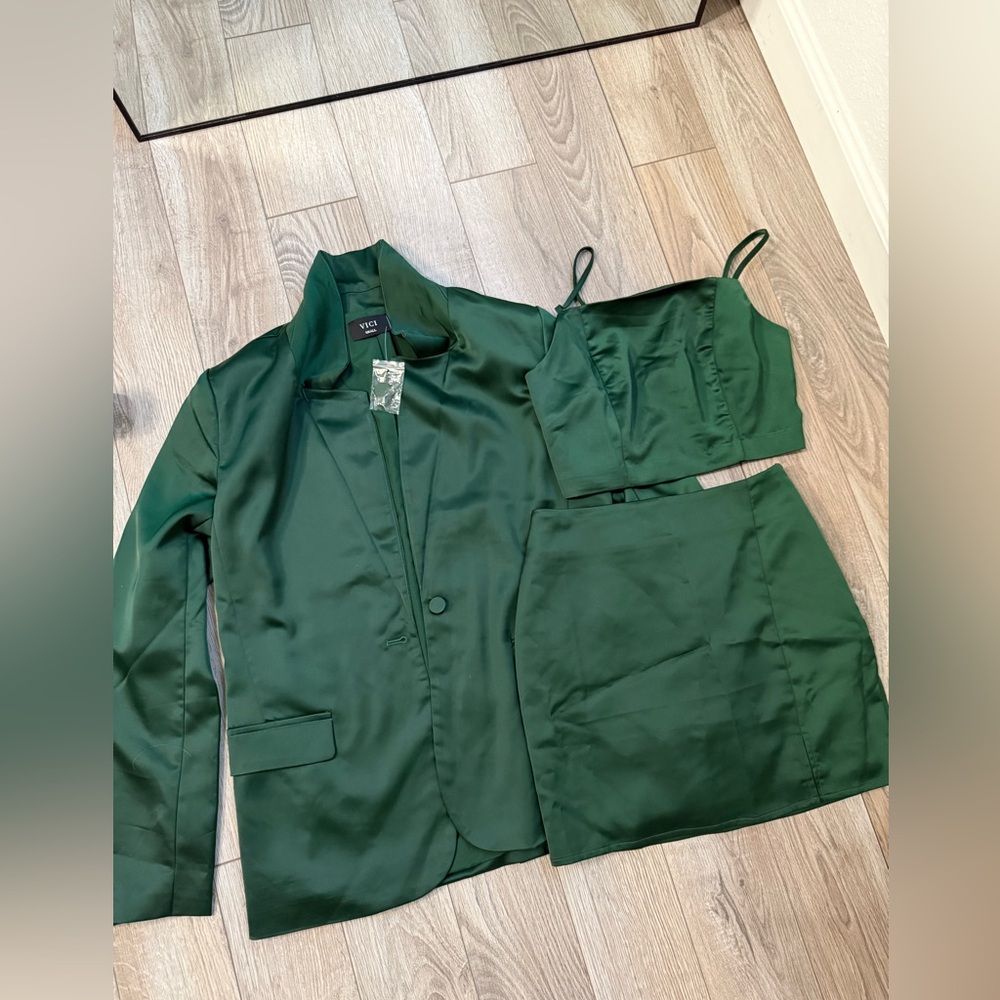 VICI Green silk three piece set new with tags